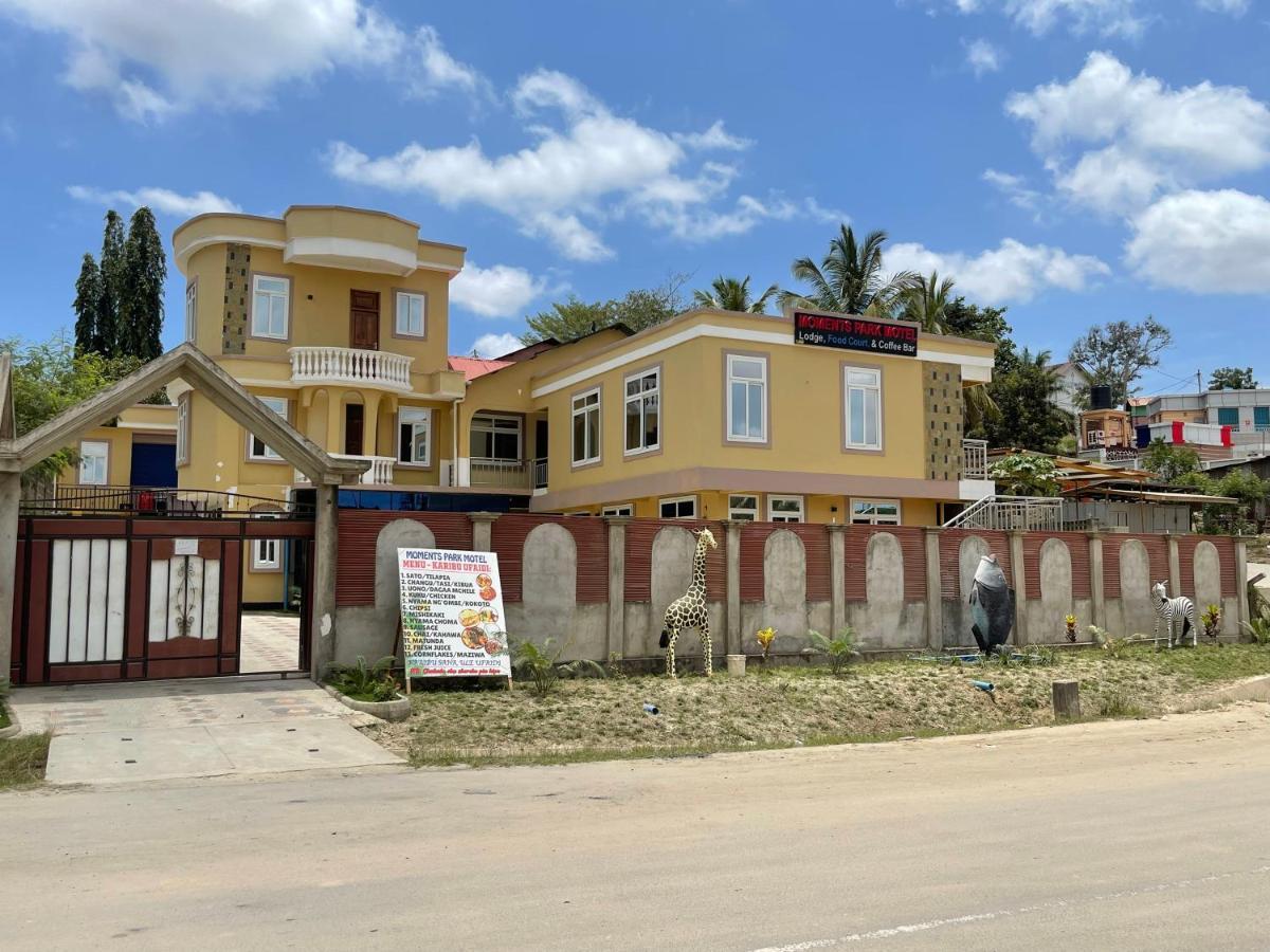 Moments Park Motel Dar es Salaam Exterior foto